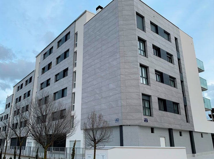 Fachada ventilada con aislamiento exterior en España Revestimiento porcelánico exterior antideslizante en España