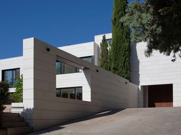 Revestimiento en gres porcelánico para fachada en España Tipos de anclajes para porcelánico en fachada en España