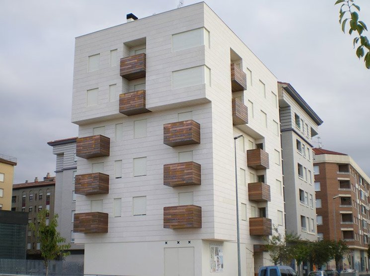 Rehabilitación y renovación de fachadas en España Reparar zócalo deteriorado en fachada SATE en España